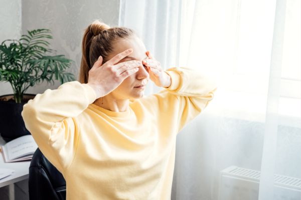 目をマッサージする女性